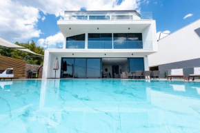 Villa Laurynn with Roof Top Spa and Pool